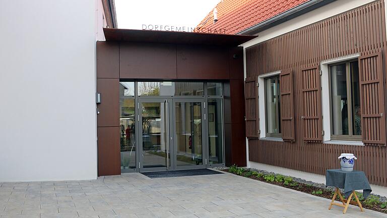 Für rund drei Millionen Euro entstand in Ebertshausen die 'Neue Mitte', in der ein Gemeindehaus und die Feuerwehr integriert sind. Für rund drei Millionen Euro entstand in Ebertshausen die 'Neue Mitte', in der ein Gemeindehaus und die Feuerwehr integriert sind.