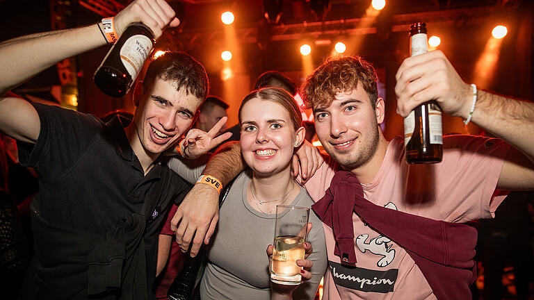 Zahlreiche Partyleute feiern am Samstag 30.12.23 den legendären Beatabend mit Barbed Wire in Eußenheim.