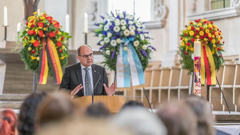 Über Parteigrenzen hinweg würdigten Politiker den verstorbenen Walter Kolbow in der Stephanskirche in Würzburg. Passende Worte lieferte auch Christian Schmidt (CSU), sein Nachfolger als Staatssekretär im Verteidigungsministerium. Über Parteigrenzen hinweg würdigten Politiker den verstorbenen Walter Kolbow in der Stephanskirche in Würzburg. Passende Worte lieferte auch Christian Schmidt (CSU), sein Nachfolger als Staatssekretär im Verteidigungsministerium.