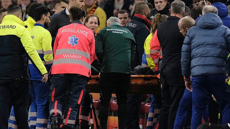 Erste Hilfe       -  Nach seinem Zusammenbruch an der Seitenlinie konnte der ungarische Co-Trainer Adam Szalai das Krankenhaus verlassen.
