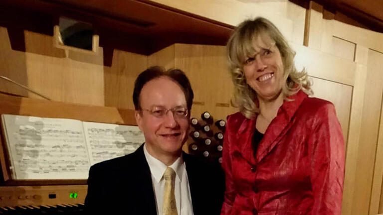 Brigitte und Burkhard Ascherl bei ihrem Konzert in der Herz-Jesu-Kirche zum Geburtstag von Johann Sebastian Bach.  Foto: Gatscher       -  Brigitte und Burkhard Ascherl bei ihrem Konzert in der Herz-Jesu-Kirche zum Geburtstag von Johann Sebastian Bach.  Foto: Gatscher