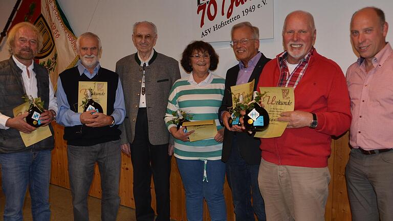 Die treuesten ASV-Mitglieder (von links): Ferdinand Haas (60 Jahre Mitgliedschaft), Willi Wolf (60), Gründungsmitglied Martin Mehrlich (70), Ingrid Heisig, Herbert Langwieser, Rolf Loetzner (alle 60) zusammen mit dem Vorsitzenden Christoph Rüb. Die treuesten ASV-Mitglieder (von links): Ferdinand Haas (60 Jahre Mitgliedschaft), Willi Wolf (60), Gründungsmitglied Martin Mehrlich (70), Ingrid Heisig, Herbert Langwieser, Rolf Loetzner (alle 60) zusammen mit dem Vorsitzenden Christoph Rüb.