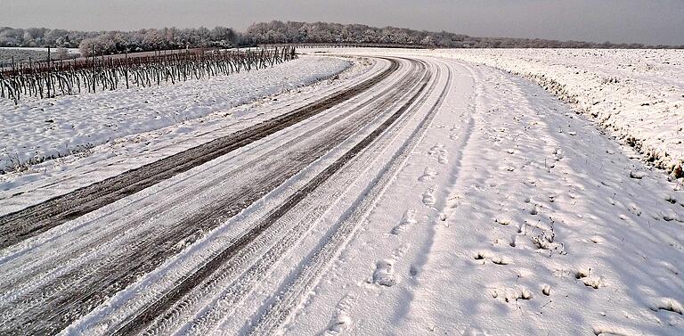 Die Straße zwischen Schwanfeld und Obereisenheim nach dem plötzlichen Wintereinbruch. Die Straße zwischen Schwanfeld und Obereisenheim nach dem plötzlichen Wintereinbruch.
