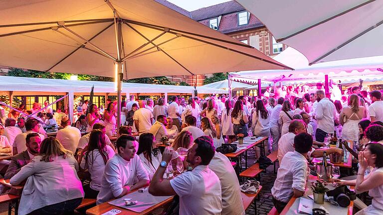 Die 'White Party' beim Weinfest im Bürgerspital in Würzburg ist der heimliche Höhepunkt des Festes.