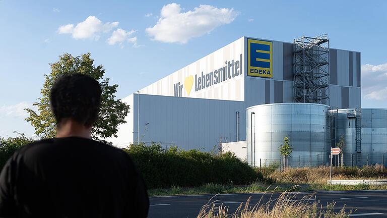 Beschäftigte im Zentrallager von Edeka in Gochsheim (Lkr. Schweinfurt) machen ihrem Ärger derzeit Luft: 100 Beschäftigte streiken dort zusammen mit der Gewerkschaft Verdi für höhere Löhne.