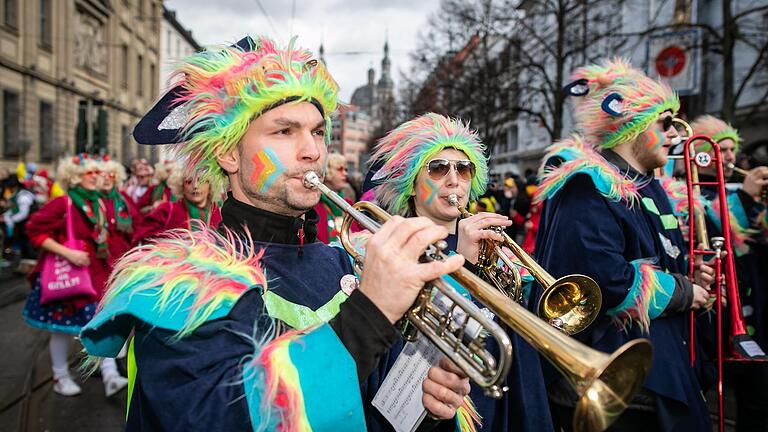 Auch 2024 werden wieder zahntausende Besucherinnen und Besucher beim Faschingszug in Würzburg erwartet. Welche Faschingszüge es in Unterfranken noch gibt, erfahren Sie im Artikel. (Archivbild)