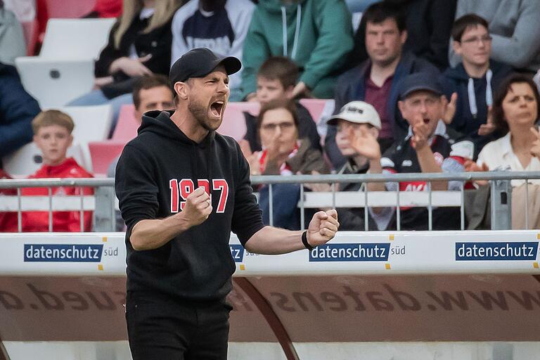 Emotionaler Ausbruch: Marco Wildersinn beim Hinspiel gegen Hannover. Am Ende scheiterte der Trainer mit den Würzburger Kickers am Aufstieg in die 3. Liga.