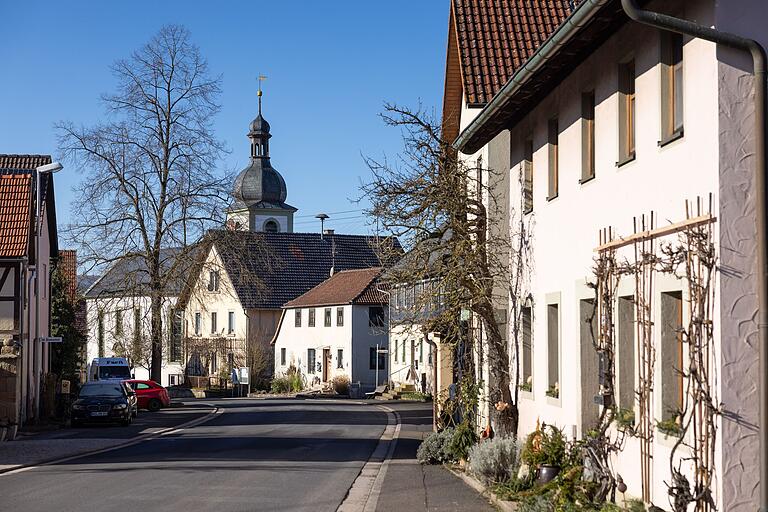 Blick in die Ortsmitte von Schweinshaupten. Blick in die Ortsmitte von Schweinshaupten.