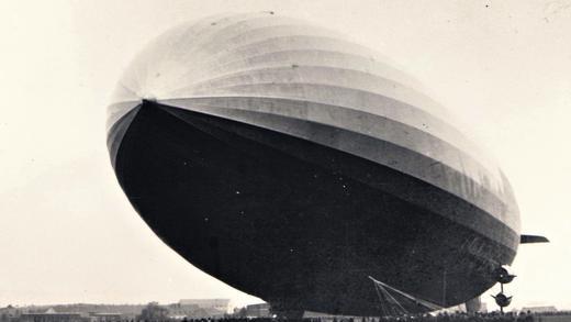 Propagandaflug: Am 6. August 1939 landete das letzte und größte deutsche Luftschiff &bdquo;LZ 130 Graf Zeppelin II&ldquo; auf dessen Mainfrankenfahrt auf dem Fliegerhorst am Galgenberg. Die winzigen Menschen auf dem Flugfeld machen die Ausmaße des 245 Meter langen und über 40 Meter hohen Luftriesen deutlich.