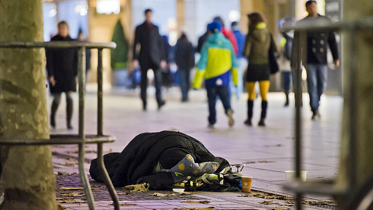 Symbolfoto obdachlos       -  Symbolfoto: ARCHIV - Ein Obdachloser liegt am Abend des 19.11.2012 in einem Schlafsack in der Einkaufsmeile Zeil in Frankfurt am Main (Hessen).