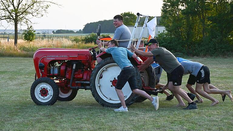 Einen Porsche anschieben kostet Kraft und macht den fünf jungen Männern auch sichtlich Spaß beim 13. Oldtimer-Schleppertreffen des Alt-Landkreises Gerolzhofen in Wiebelsberg.&nbsp;