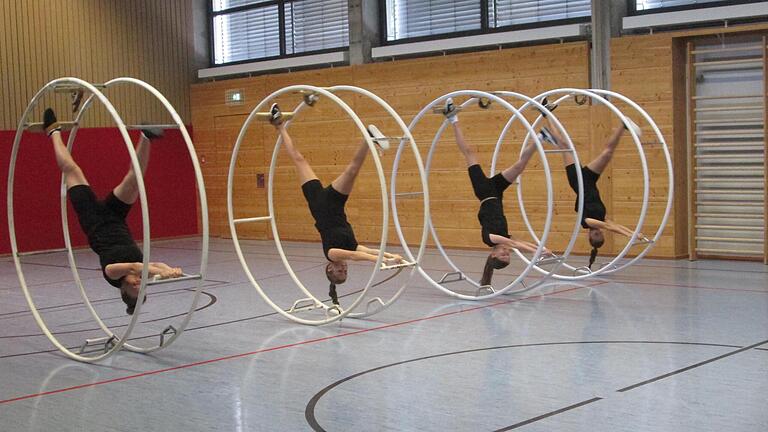 Auch in der Gruppe lässt sich das Rhönradturnen ausführen – und sogar synchron.       -  Auch in der Gruppe lässt sich das Rhönradturnen ausführen – und sogar synchron.