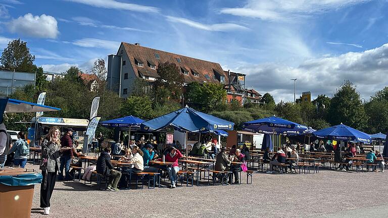 Das Streetfood-Festival hat auch 2024 wieder auf dem Festplatz Martinswiese stattgefunden. Trotz des kalten Wetters kamen einige neugierige Besucher und Besucherinnen.