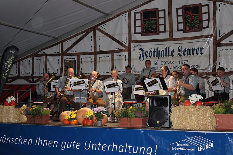 Zum ersten Mal beim Oberstreuer Brauhausfest spielte die Kapelle 'Los Krawallos' aus Mellrichstadt unter der Leitung von Benjamin Schultheis am Sonntagabend auf.