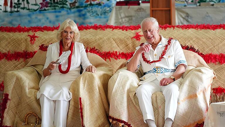 Britisches Königspaar in Samoa       -  In sommerlichem Outfit zeigten sich Charles und Camilla am ersten Tag des Besuchs.