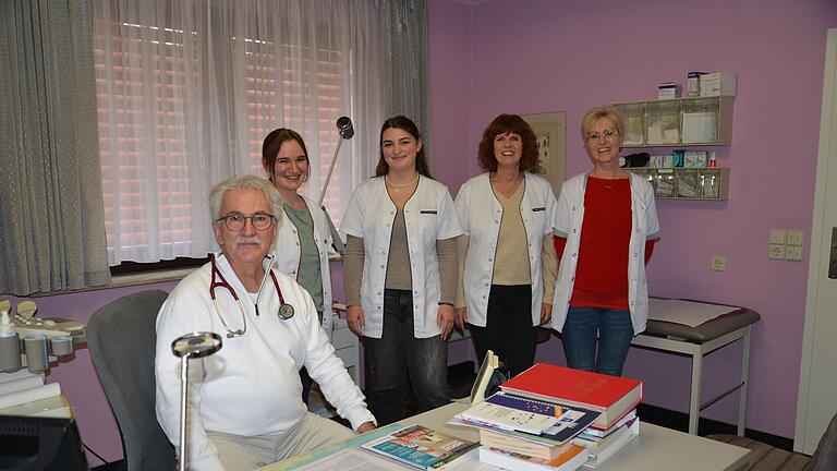 Günther Polzer und sein Praxisteam Svenja Appelmann, Lea Schüßler, Marika Kunkel und Edith Eich (von links).