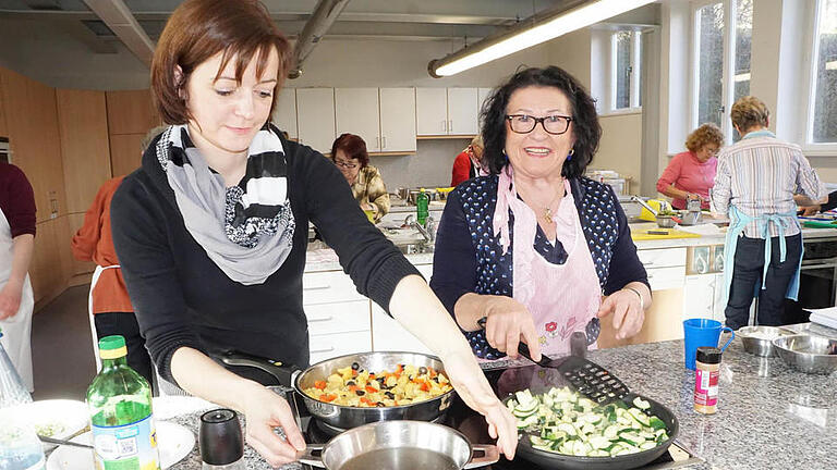 Andrea Bauer aus Bischofsheim und Waltraud Willimeck-Mayer aus Herschfeld nahmen am mediterranen Kochen mit großer Begeisterung teil.  Foto: Marion Eckert       -  Andrea Bauer aus Bischofsheim und Waltraud Willimeck-Mayer aus Herschfeld nahmen am mediterranen Kochen mit großer Begeisterung teil.  Foto: Marion Eckert