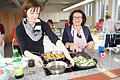 Andrea Bauer aus Bischofsheim und Waltraud Willimeck-Mayer aus Herschfeld nahmen am mediterranen Kochen mit großer Begeisterung teil.  Foto: Marion Eckert       -  Andrea Bauer aus Bischofsheim und Waltraud Willimeck-Mayer aus Herschfeld nahmen am mediterranen Kochen mit großer Begeisterung teil.  Foto: Marion Eckert