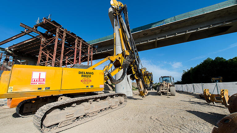 Seit Montag gehen an der Autobahnbrücke bei Schraudenbach die Bauarbeiten weiter. Der Neubau war im Juni plötzlich eingestützt, danach stand die Baustelle still.