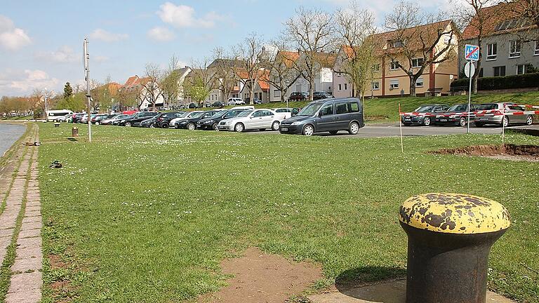 Der Parkplatz am Mainkai in Marktheidenfeld. Der Parkplatz am Mainkai in Marktheidenfeld.