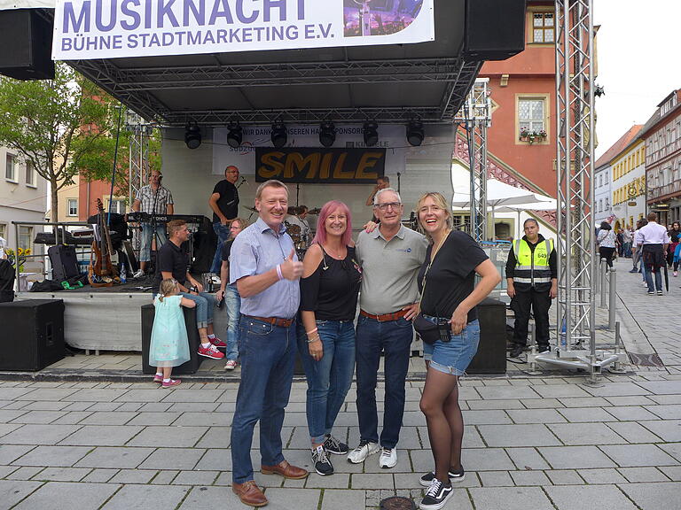 Gruppenfoto anstelle einer offiziellen Eröffnung: von links Bürgermeister Peter Juks, Sängerin Kerstin von 'Smile', Joachim Beck, Vorsitzender des Stadtmarketingvereins und Geschäftsführerin Julia Moutschka. Gruppenfoto anstelle einer offiziellen Eröffnung: von links Bürgermeister Peter Juks, Sängerin Kerstin von 'Smile', Joachim Beck, Vorsitzender des Stadtmarketingvereins und Geschäftsführerin Julia Moutschka.