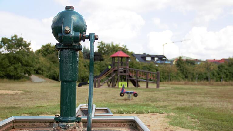 Auf dem weitläufigen Gelände des Volkacher Spielplatzes gibt es viel zu entdecken – für Groß und Klein.