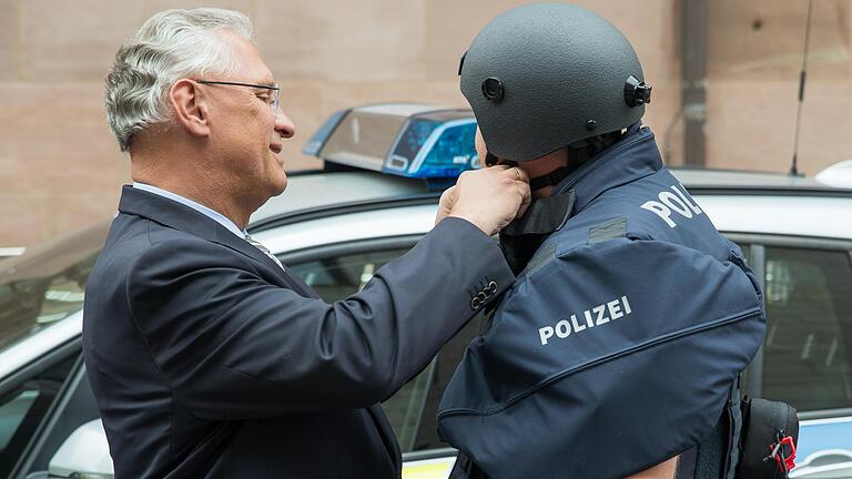 Der bayerische Innenminister Joachim Herrmann (CSU) will mehr Polizeibeamte einstellen. Weil die Polizeipräsidien unterschiedlich stark bedacht werden, gibt es Kritik in Unterfranken.