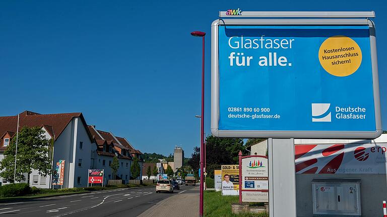 Die Deutsche Glasfaser wirbt auf einer Tafel mit 'Glasfaser für alle'. Das Unternehmen sieht sich als 'Marktführer im ländlichen Raum'.