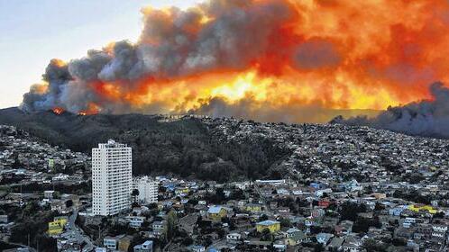 Flammeninferno: Das Feuer fraß sich am Wochenende von einer Müllkippe bis in die chilenische Hafenstadt Valparaíso hinein.