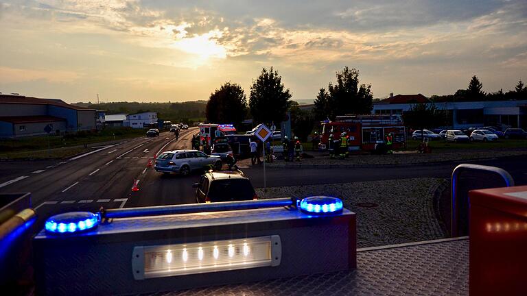 104 Einsätze hatte die Volkacher Feuerwehr 2018. Unser Foto zeigt den Blick von oben auf einen Unfall im Herbst 2017 in Volkach. Mit 22 Einsatzkräften und vier Einsatzfahrzeugen war die Feuerwehr Volkach dorthin ausgerückt. 104 Einsätze hatte die Volkacher Feuerwehr 2018. Unser Foto zeigt den Blick von oben auf einen Unfall im Herbst 2017 in Volkach. Mit 22 Einsatzkräften und vier Einsatzfahrzeugen war die Feuerwehr Volkach dorthin ausgerückt.