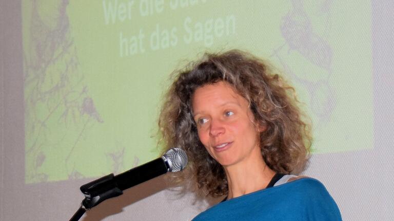 Buchautorin Anja Banzhaf ("Wer die Saat hat, hat das Sagen") rüttelte die Zuhörer mit vielen Informationen zum kommerziellen Saatgutmarkt auf. Buchautorin Anja Banzhaf ("Wer die Saat hat, hat das Sagen") rüttelte die Zuhörer mit vielen Informationen zum kommerziellen Saatgutmarkt auf.