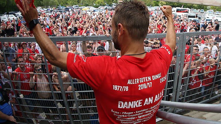 v.li.: Trainer Michael Schiele (FC Würzburger Kickers) bedankt sich bei den Fans, bedanken, Dank, Einzelbild v.li.: Trainer Michael Schiele (FC Würzburger Kickers) bedankt sich bei den Fans, bedanken, Dank, Einzelbild