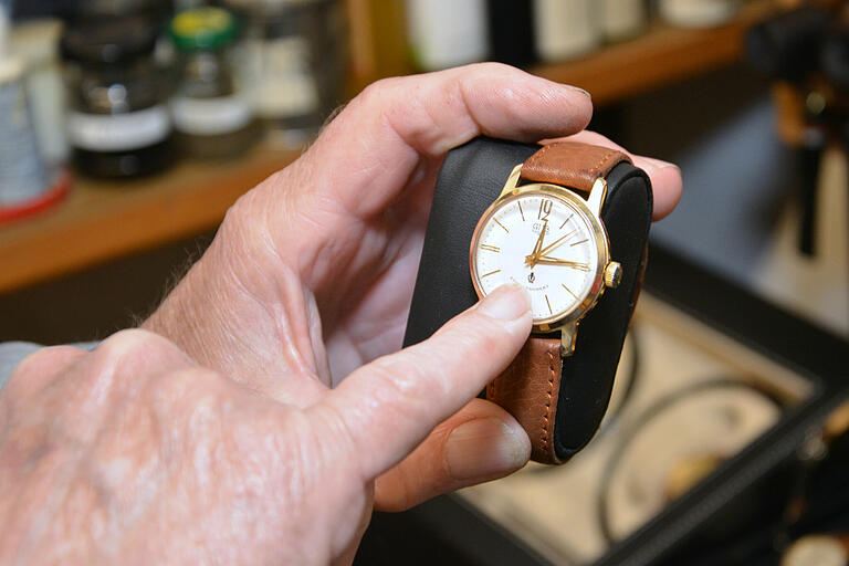 Auch mechanische Armbanduhren werden unter den kundigen Händen von Karl-Hans Schüttler zu neuem Leben erweckt. Hier eine Uhr aus Glashütte, die Ende der 1950er Jahre produziert wurde. Auch mechanische Armbanduhren werden unter den kundigen Händen von Karl-Hans Schüttler zu neuem Leben erweckt. Hier eine Uhr aus Glashütte, die Ende der 1950er Jahre produziert wurde.