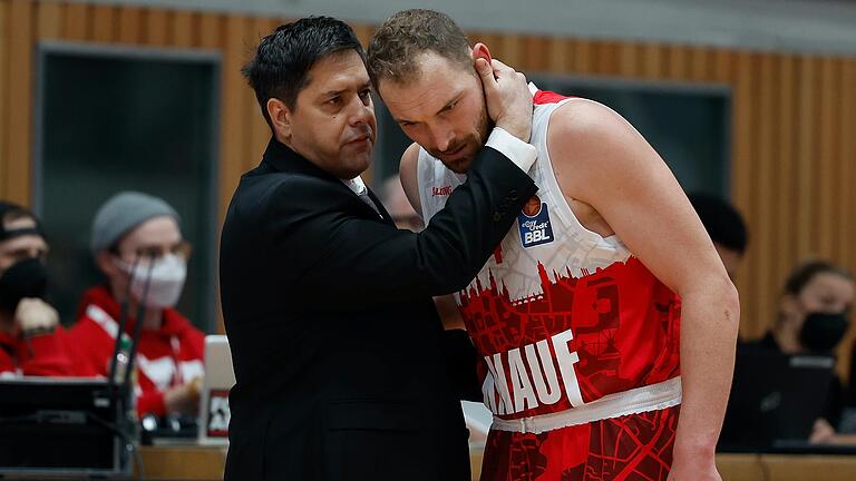 Headcoach Sasa Filipovski (hier mit Felix Hoffmann) hofft auf einen Sieg für die Baskets bei den Löwen in Braunschweig. Headcoach Sasa Filipovski (hier mit Felix Hoffmann) hofft auf einen Sieg für die Baskets bei den Löwen in Braunschweig.