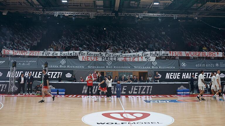 Mit einem Banner der Würzburger Fans 'Neue Halle Jetzt' demonstrierten sie beim Heimspiel der Baskets gegen Bayern München für den Bau der Multifunktionsarena.