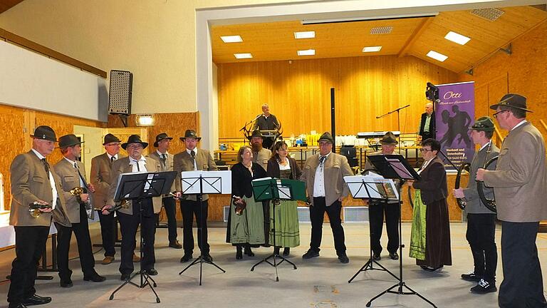 Die Jagdhornbläser Gruppe der Jäger- Kreisgruppe Ochsenfurt wirkte in der Hubertusmesse in der Gelchsheimer Kirche ebenso mit wie sie die Feier in der Deutschherren-Halle eröffnete. Die Jagdhornbläser Gruppe der Jäger- Kreisgruppe Ochsenfurt wirkte in der Hubertusmesse in der Gelchsheimer Kirche ebenso mit wie sie die Feier in der Deutschherren-Halle eröffnete.