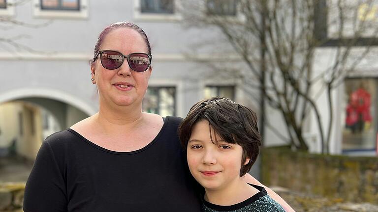 Katharina Finster (40) aus Gerolzhofen hat sich zusammen mit ihrem Sohn Til über das Thema ausgetauscht. Sie beide halten eine Rückkehr zum alten Wehrdienstmodell für sinnvoll. Katharina Finster (40) aus Gerolzhofen hat sich zusammen mit ihrem Sohn Til über das Thema ausgetauscht. Sie beide halten eine Rückkehr zum alten Wehrdienstmodell für sinnvoll.