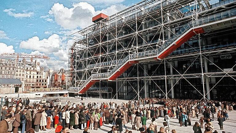 Centre Pompidou - Die Neugier siegte schon bald über die Skepsis: lange Besucherschlangen vor dem Centre Pompidou, aufgenommen Ende der 70er Jahre. Centre Pompidou - Die Neugier siegte schon bald über die Skepsis: lange Besucherschlangen vor dem Centre Pompidou, aufgenommen Ende der 70er Jahre.