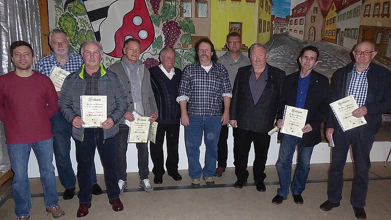 Vorsitzender Nicholas Schülein (von links) ehrte beim Anglerverein Kitzingen Gisbert Albert, Reinhard Faltermeier, Dieter Högner, Jakob Hofmann, Udo Roder, Norbert Tusak, Karlheinz Goller, Ehrenmitglied Peter Steinmüller und Winfried Wolf.