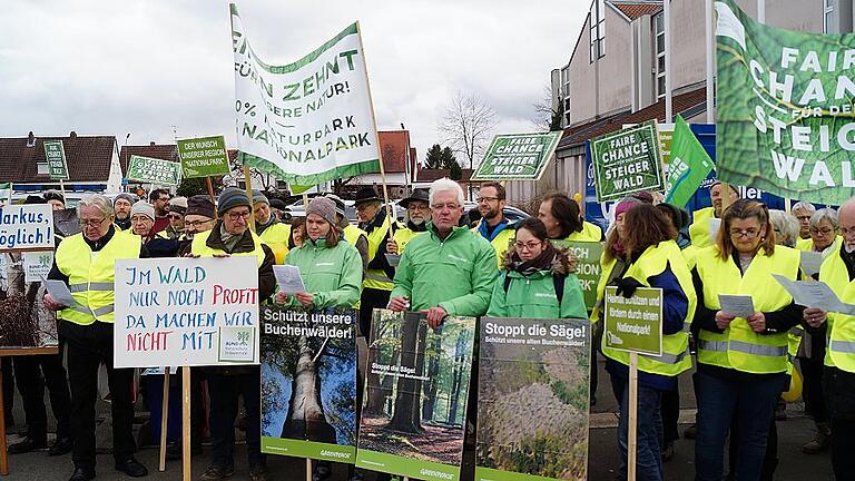 Finanz- und Heimatminister Markus Söder wurde vor seinem Besuch beim Landfrauentag in Zeil mit einer Demonstration von Nationalpark-Steigerwald-Befürwortern konfrontiert. Dabei äußerte sich Söder deutlich: &bdquo;Die Sache ist entschieden&ldquo;, sagte er zur Freude derer, die einen Nationalpark verhindern wollen und zum Verdruss der Befürworter.