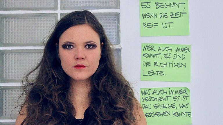 Zitatesammlung auf Brainstorming-Zetteln: 'Der Mann ohne Eigenschaften' im Serienformat. Im Bild Darstellerin Laura Kupzog.