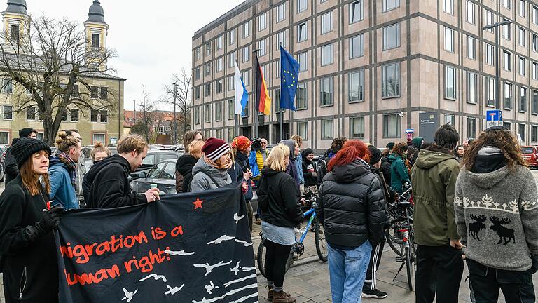 Demo für Kelvin in Würzburg am Dienstag: Die Würzburger Gruppe der&nbsp;Bewegung 'Seebrücke' hatte den Protestzug mit einer abschließenden Kundgebung vor der Regierung von Unterfranken am Peterplatz organisiert.