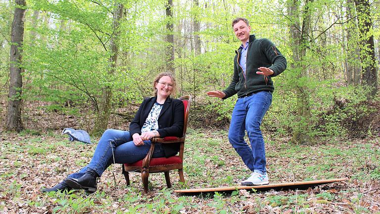 Was haben der rote Sessel und das Yoga-Board gemeinsam? Sie bestehen aus Steigerwälder Holz. Daniela Mahroug und Louis Kalikstein zeigen beim Waldtag, was man aus dem 'Zauberstoff' alles machen kann. Was haben der rote Sessel und das Yoga-Board gemeinsam? Sie bestehen aus Steigerwälder Holz. Daniela Mahroug und Louis Kalikstein zeigen beim Waldtag, was man aus dem 'Zauberstoff' alles machen kann.