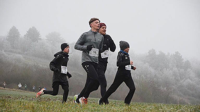 Streckenrekord beim Fuschter Silvesterlauf - Auch in diesem Jahr bereicherten junge Läuferinnen und Läufer die familiäre Veranstaltung der Fuschter Euls. Streckenrekord beim Fuschter Silvesterlauf - Auch in diesem Jahr bereicherten junge Läuferinnen und Läufer die familiäre Veranstaltung der Fuschter Euls.