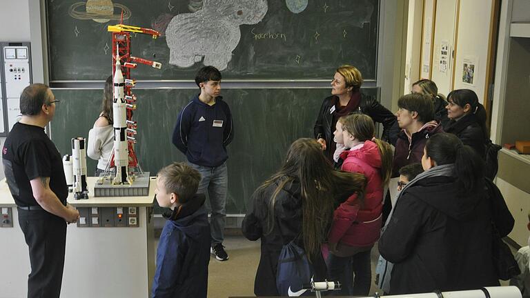 Im Bild: Die Astro-AG an der Walther-Rathenau-Realschule. Im Bild: Die Astro-AG an der Walther-Rathenau-Realschule.