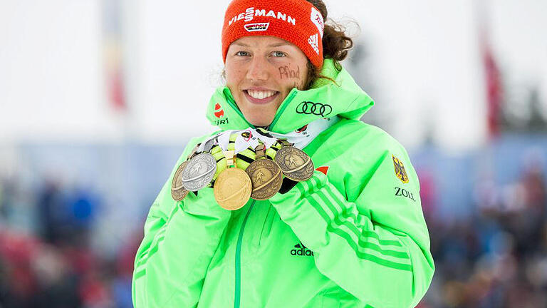 Biathlon World Championships       -  epa05209334 Laura Dahlmeier of Germany poses with all her medals won at the IBU Biathlon World Championships following the women's 12.5km Mass Start Competition in Oslo, Norway, 13 March 2016. EPA/VEGARD WIVESTAD GROTT NORWAY OUT +++(c) dpa - Bildfunk+++