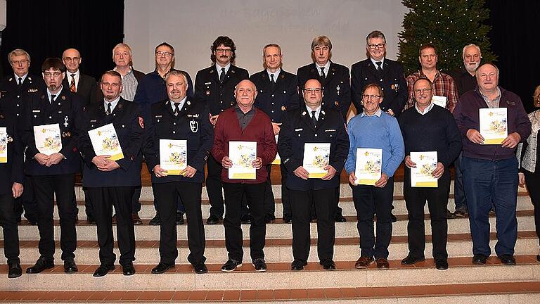 Diese Inhaber der Bayerischen Ehrenamtskarte in Gold wurden in der Stadthalle Haßfurt auch mit der Dankurkunde des Landkreises ausgezeichnet. Unser Bild zeigt die Geehrten der Freiwilligen Feuerwehren Haßfurt und Lembach sowie Landrat Wilhelm Schneider (hinten, zweiter von links) und Monika Strätz-Stopfer, Leiterin des Koordinierungszentrums Bürgerschaftliches Engagement am Landratsamt (rechts).