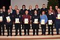 Diese Inhaber der Bayerischen Ehrenamtskarte in Gold wurden in der Stadthalle Haßfurt auch mit der Dankurkunde des Landkreises ausgezeichnet. Unser Bild zeigt die Geehrten der Freiwilligen Feuerwehren Haßfurt und Lembach sowie Landrat Wilhelm Schneider (hinten, zweiter von links) und Monika Strätz-Stopfer, Leiterin des Koordinierungszentrums Bürgerschaftliches Engagement am Landratsamt (rechts).