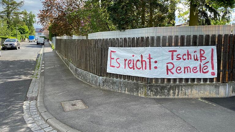 Die Anwohner im Stadtteil Hochfeld sind sauer über das Vorgehen der Stadt. Obwohl das neue Parkhaus am Leopoldina Krankenhaus noch lange nicht gebaut ist, hat man die Parkraumbewirtschaftung scharf geschaltet.