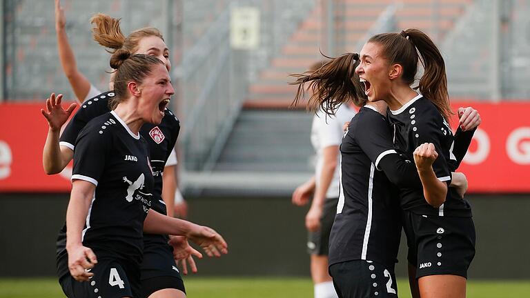 Anne Förster, Meike Bohn, Nicole Kreußer und Torschützin Sophia Klärle (von links) jubeln über den späten Ausgleich der Kickers-Frauen gegen den FFC Hof in der Nachspielzeit.